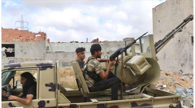 Libya ordusu hava unsurları Hafter milislerine ikmal için gönderilen yakıt tankerlerini vurdu