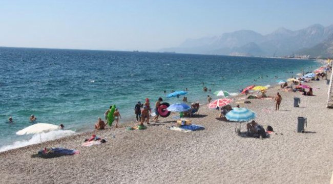 Antalya'da sıcaktan bunalanlar sahillere koştu