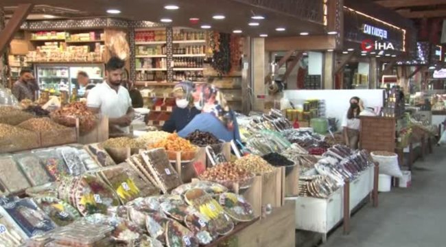 Gurbetçiler akın etti, kapalı çarşı esnafının yüzü güldü