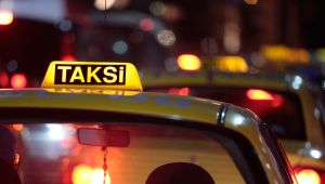 İstanbul'da yolcu seçen taksi sürücüsü bu sözlerle kendini savundu: Taksim'de 50 euroya yolcu taşıyorlar