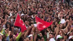 Siverek'e ünlü akını! Fatih Bucak'a destek için sahneye çıktılar! 40 bin kişinin katıldığı miting düzenlendi