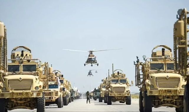 Taliban yönetimi, Afganistan'ı ele geçirişinin üçüncü yılını, ABD'den kalan silahlarla gövde gösterisi yaparak kutladı