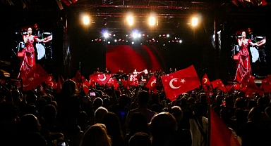 Antalya Cumhuriyet’in 102. Yılını Candan Erçetin’le Coşkuyla Kutladı