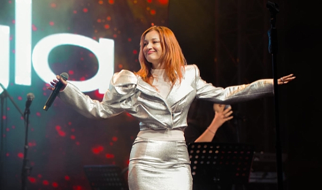 GÜLİZ AYLA’DAN CUMHURİYET COŞKUSU!