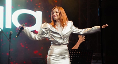 GÜLİZ AYLA’DAN CUMHURİYET COŞKUSU!