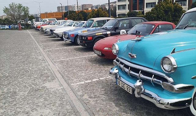 KLASİK OTOMOBİLLER RÜZGAR ŞEHRİ ÇANAKKALE’DEN RÜZGAR GİBİ GEÇTİ